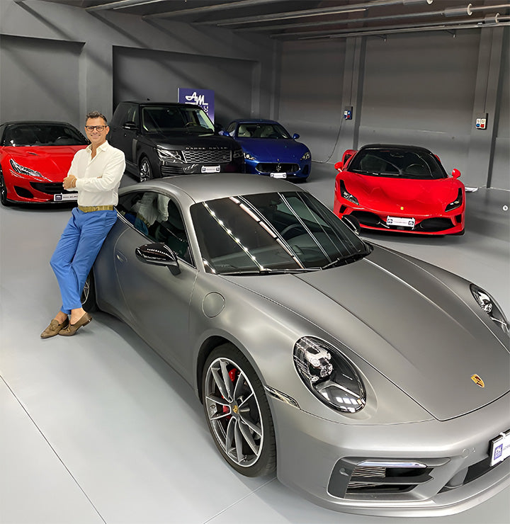 Marco Ferrazzano appoggiato a una Porsche Carrera S